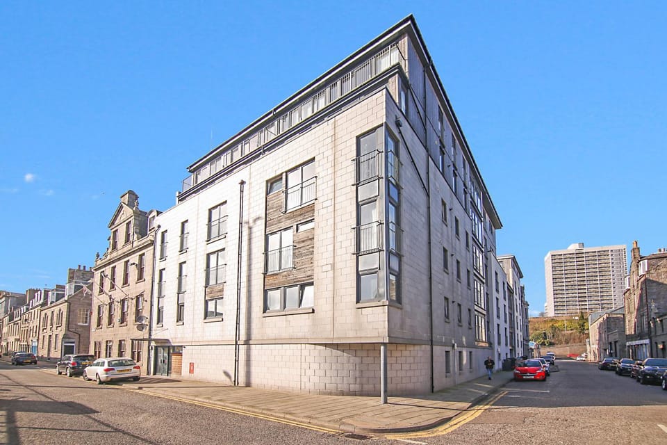 Property building, Neighbourhood, City view, Street view, Location, Parking