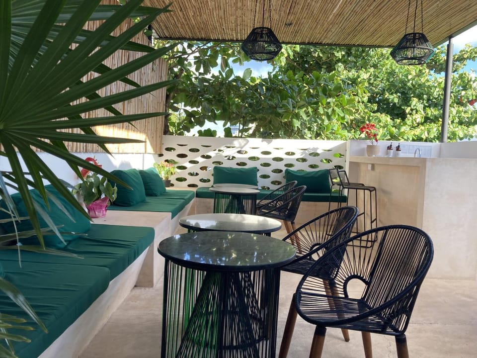 Property building, Balcony/Terrace, Dining area
