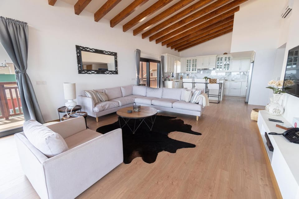 Kitchen or kitchenette, Living room