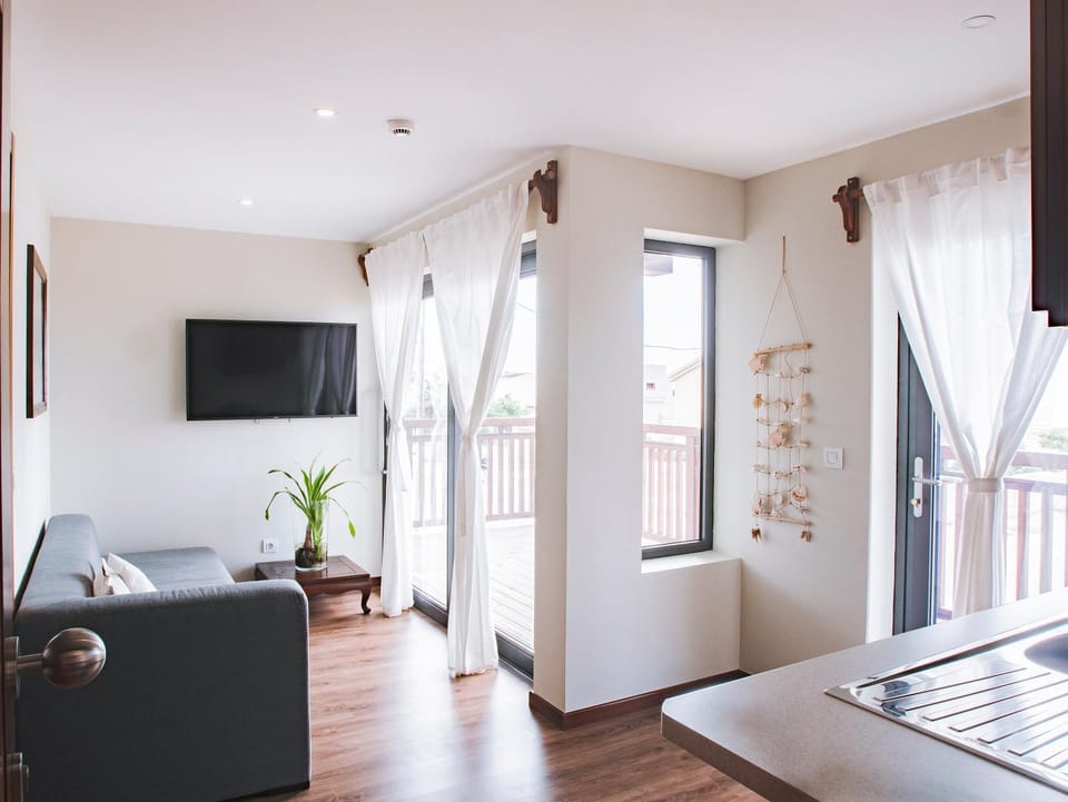 Communal lounge/ TV room, Balcony/Terrace, Kitchen or kitchenette, Living room