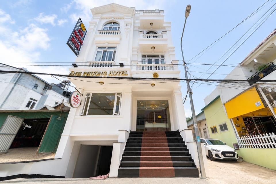 Property building, Day, Neighbourhood, Balcony/Terrace, Street view, Location, Parking