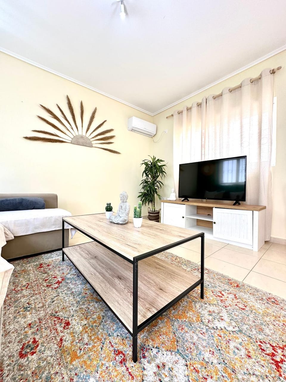 TV and multimedia, Living room, Seating area, air conditioner