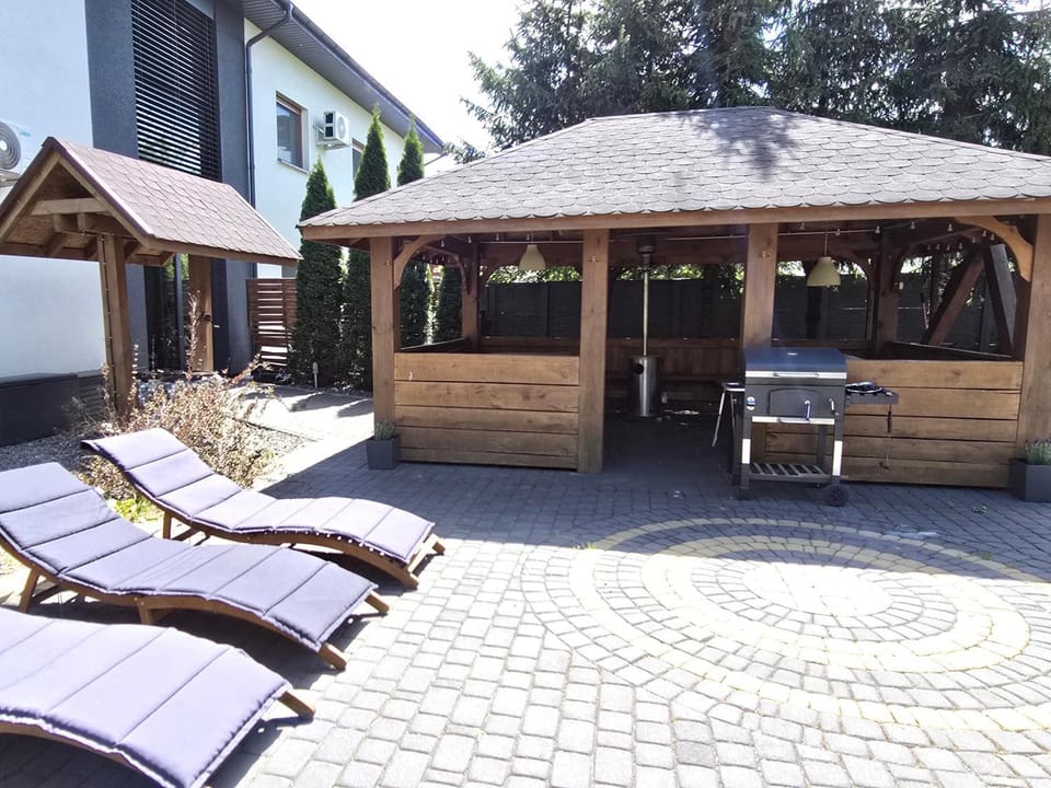 Property building, Patio, Day, BBQ facilities, sunbed