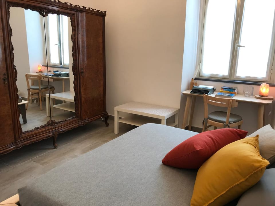 Photo of the whole room, Bedroom