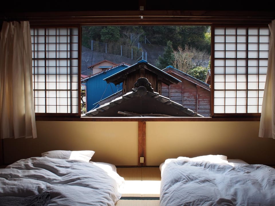 Bed, Natural landscape, Photo of the whole room, Bedroom