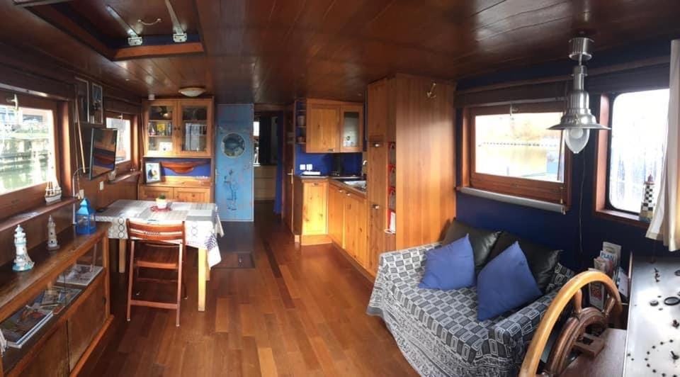 Kitchen or kitchenette, Seating area, Dining area