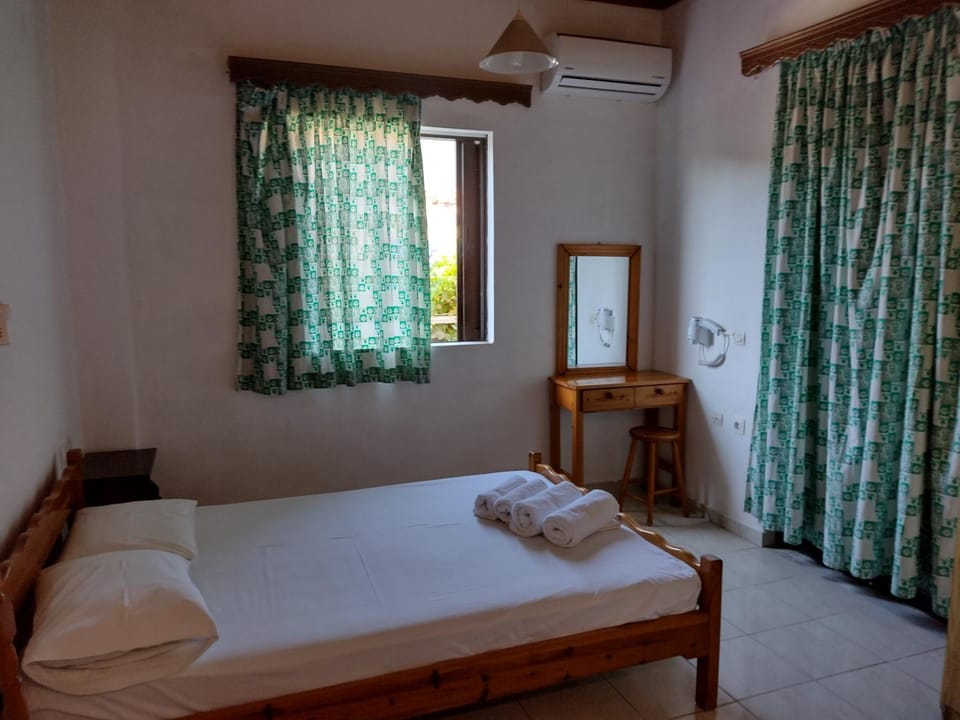 Sunrise Studios Alykes Bed and Breakfast in Katastari