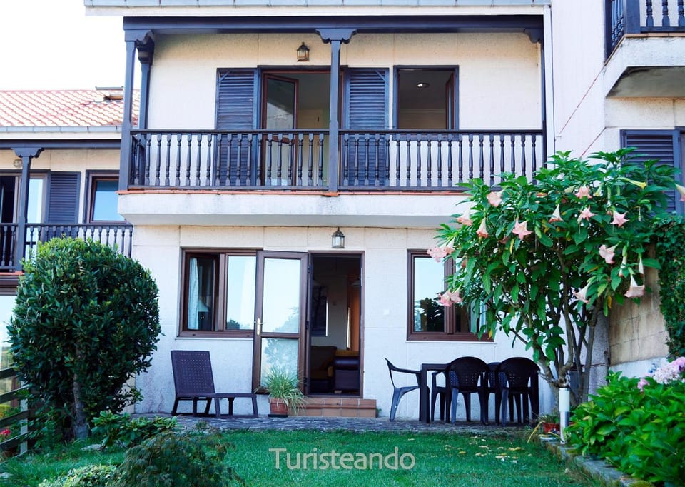 Property building, Patio, Facade/entrance, Garden