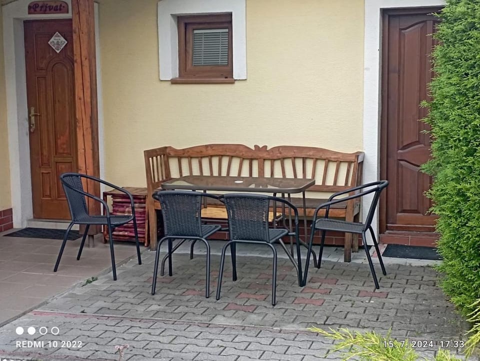 Seating area, Breakfast