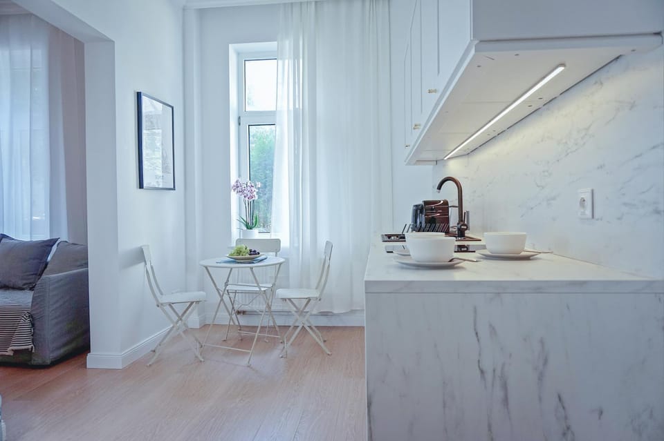 Coffee/tea facilities, Kitchen or kitchenette, Dining area, Communal kitchen
