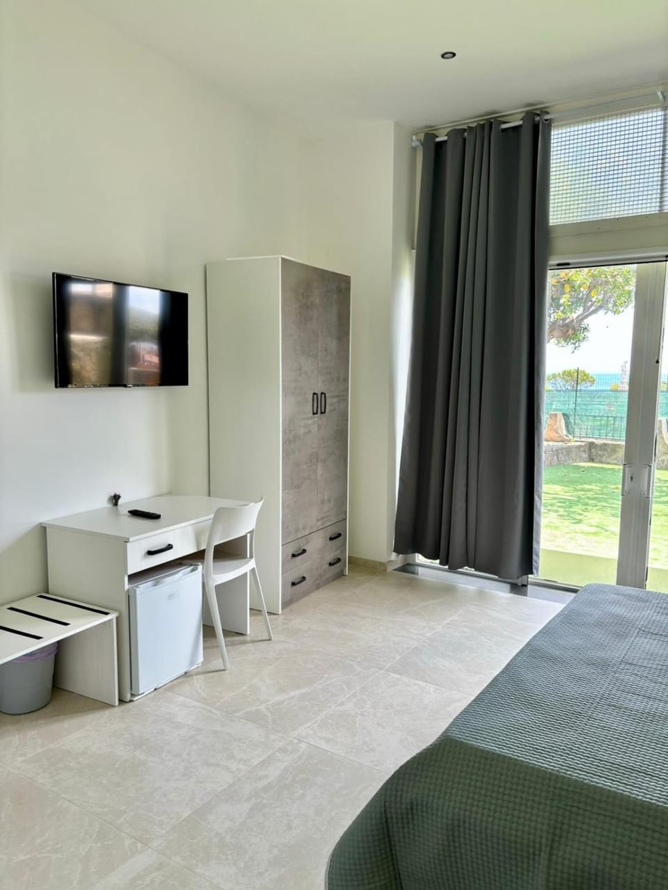 Bed, TV and multimedia, Photo of the whole room, Seating area, Bedroom, wardrobe