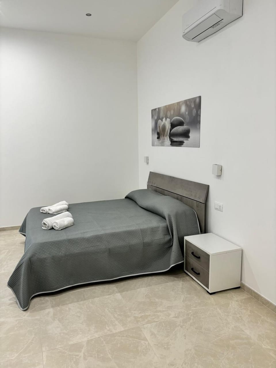 Bed, Photo of the whole room, Bedroom, air conditioner