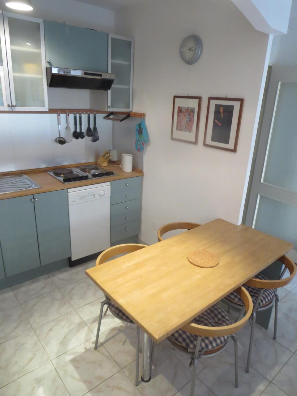 Kitchen or kitchenette, Dining area, stove