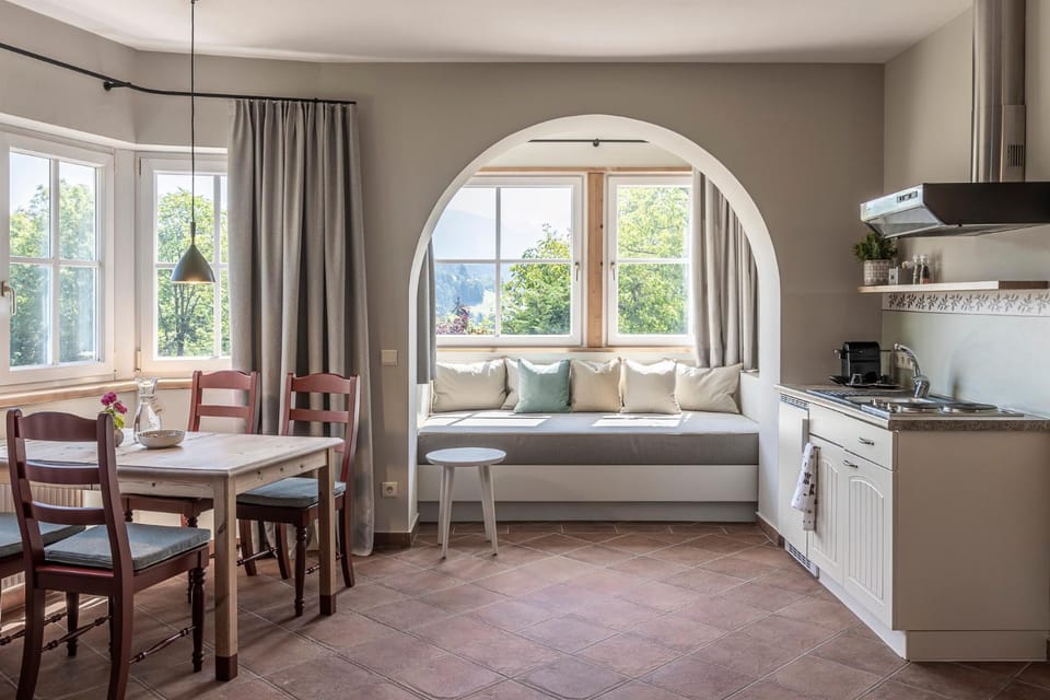 Kitchen or kitchenette, Living room, Seating area, Dining area, stove