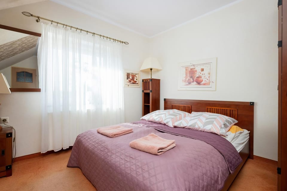 Bed, View (from property/room), Photo of the whole room, Bedroom, Garden view, hair dresser, towels, wardrobe