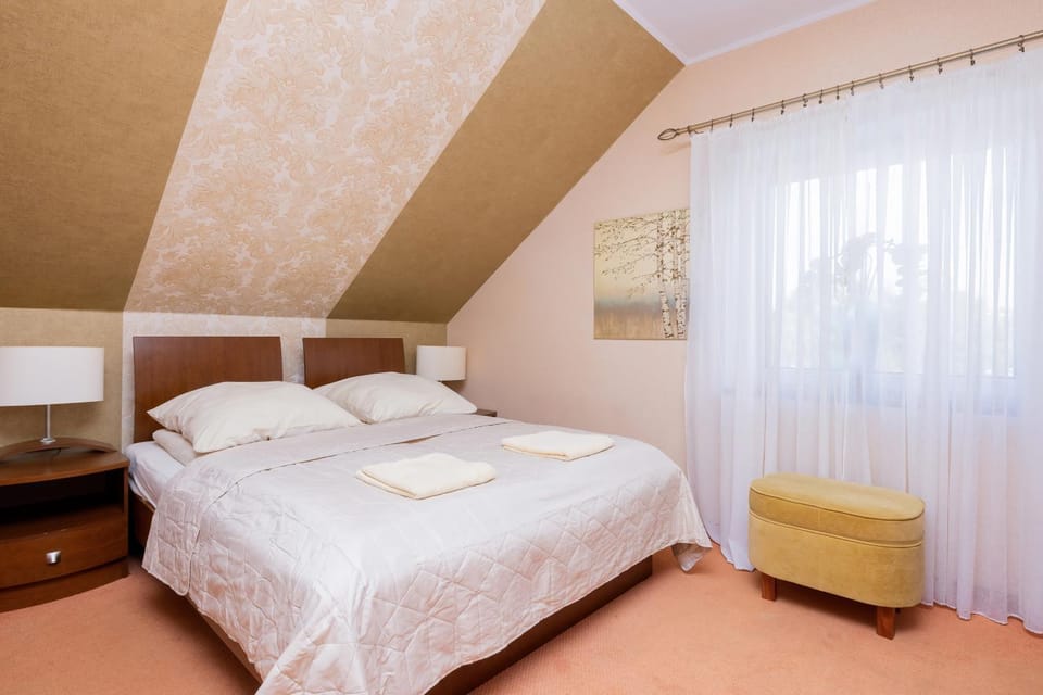 Bed, Photo of the whole room, Seating area, Bedroom, towels, towels