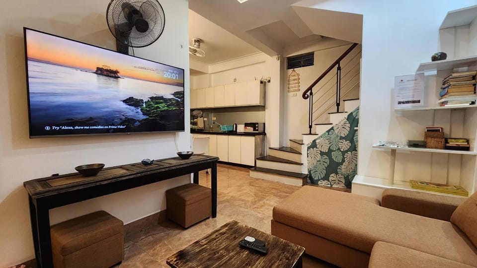 Communal lounge/ TV room, TV and multimedia, Kitchen or kitchenette, Living room, Seating area, Evening entertainment