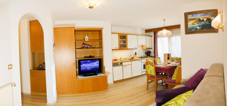 Kitchen or kitchenette, Living room, Seating area, Dining area