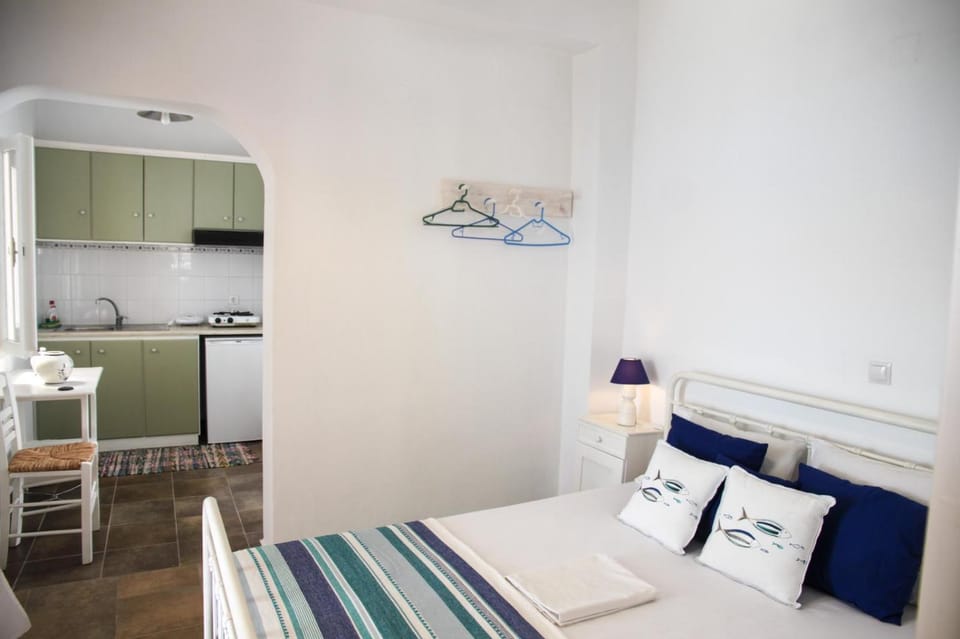 Bed, Kitchen or kitchenette, Photo of the whole room, Bedroom
