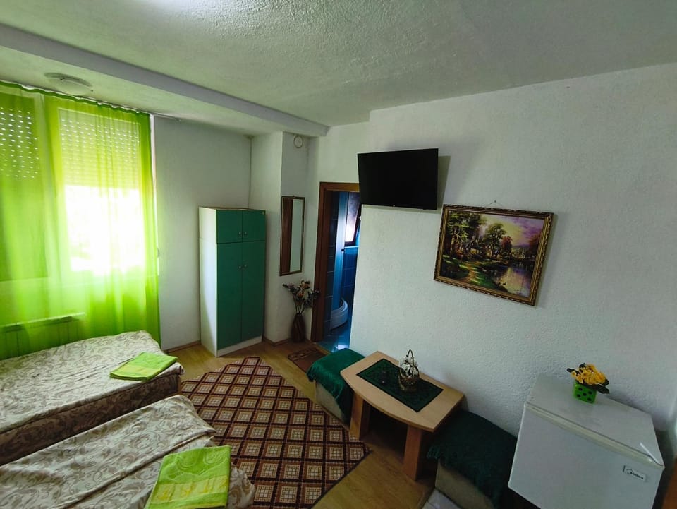 Bed, TV and multimedia, Photo of the whole room