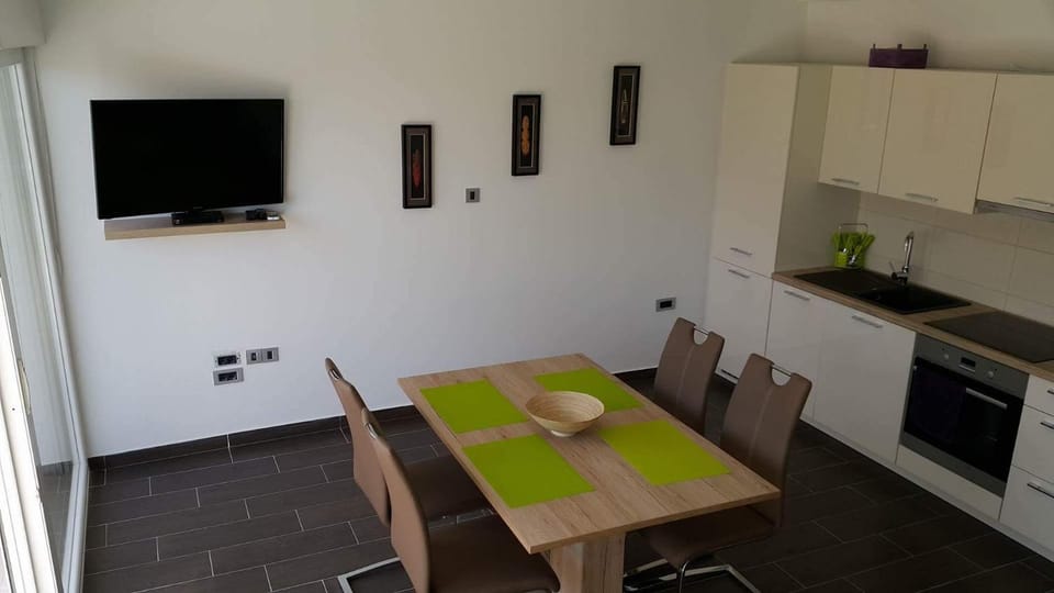 TV and multimedia, Kitchen or kitchenette, Living room, Dining area, stove