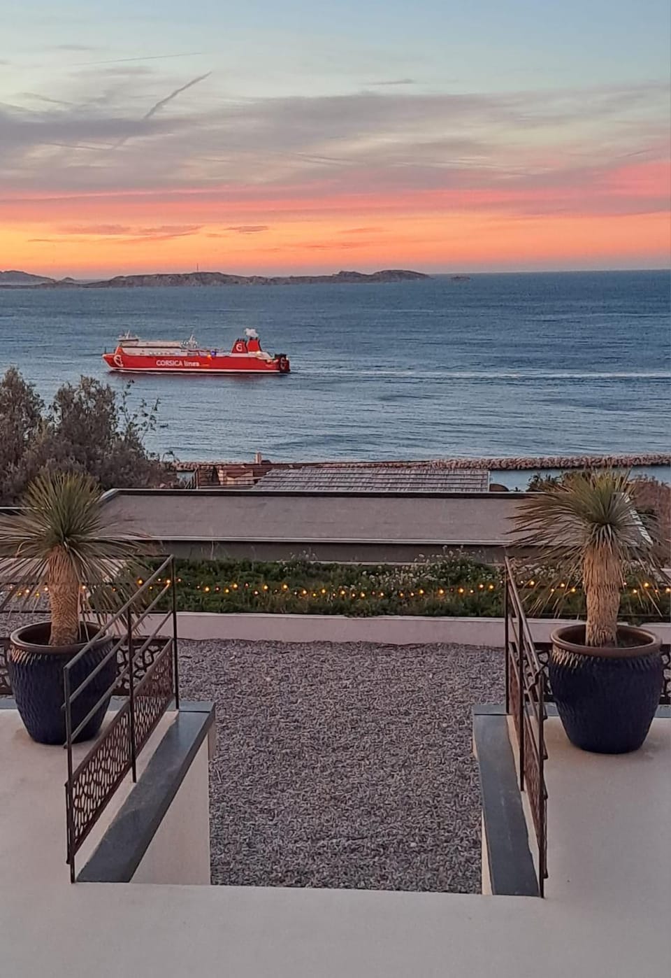 LES SUITES LOVE 3 SPA VUE MER PISCINe Bed and Breakfast in Marseille