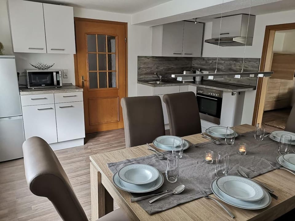 Kitchen or kitchenette, Dining area