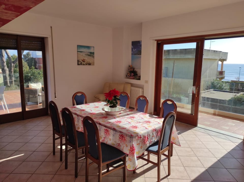 View (from property/room), Balcony/Terrace, Living room, Seating area, Dining area, Sea view