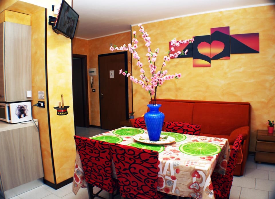 Bed, TV and multimedia, Kitchen or kitchenette, Living room, Photo of the whole room, Seating area, Dining area