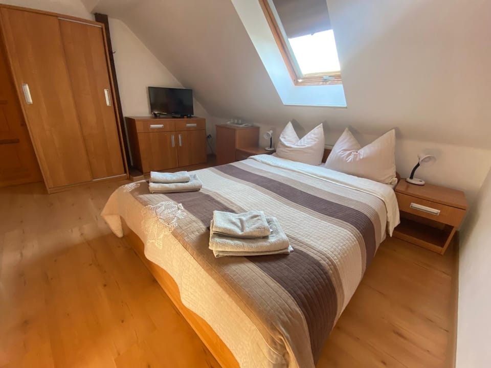 Bed, TV and multimedia, Photo of the whole room, Bedroom, towels, wardrobe