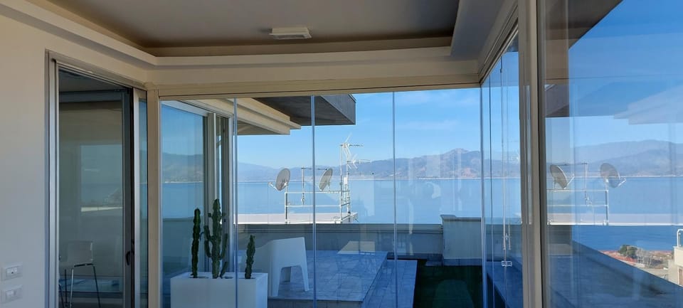 Day, View (from property/room), Dining area, Sea view