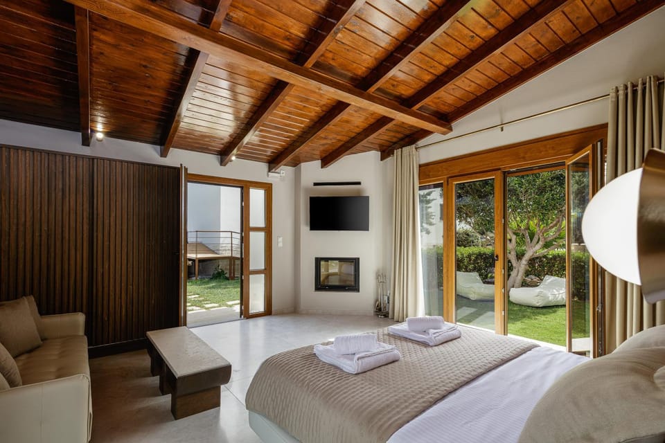 Bed, TV and multimedia, Photo of the whole room, Garden view
