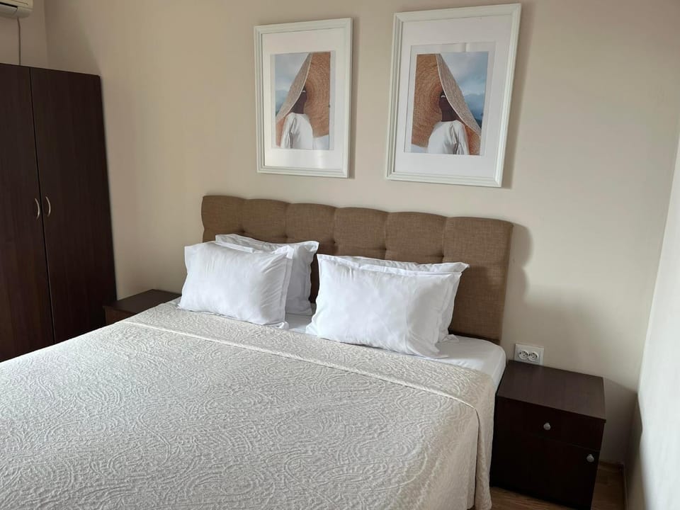 Bed, Photo of the whole room, Bedroom, wardrobe