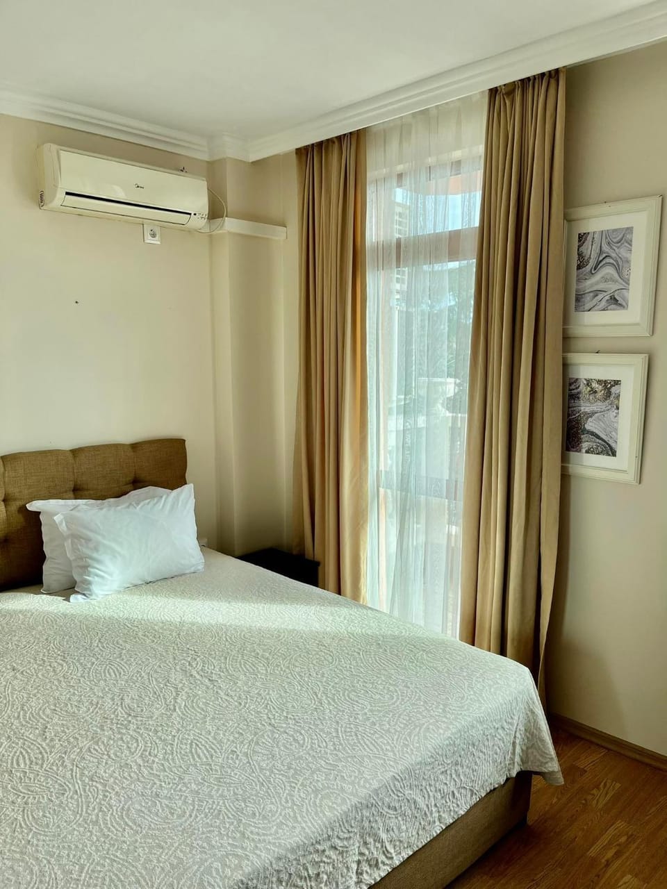 Bed, Photo of the whole room, Decorative detail, Bedroom, air conditioner