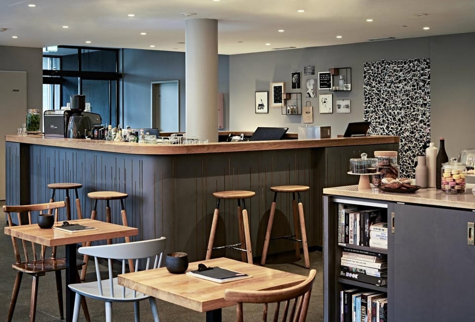 Restaurant/places to eat, Lounge or bar, Drinks, Alcoholic drinks, Non alcoholic drinks
