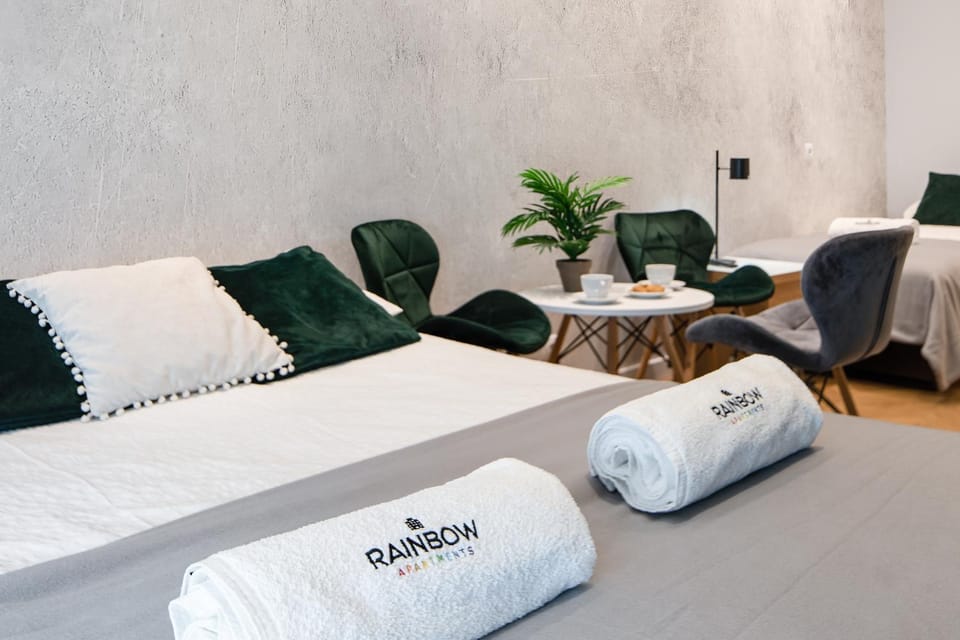 Bed, Photo of the whole room, Decorative detail, Logo/Certificate/Sign, Text overlay, Non alcoholic drinks