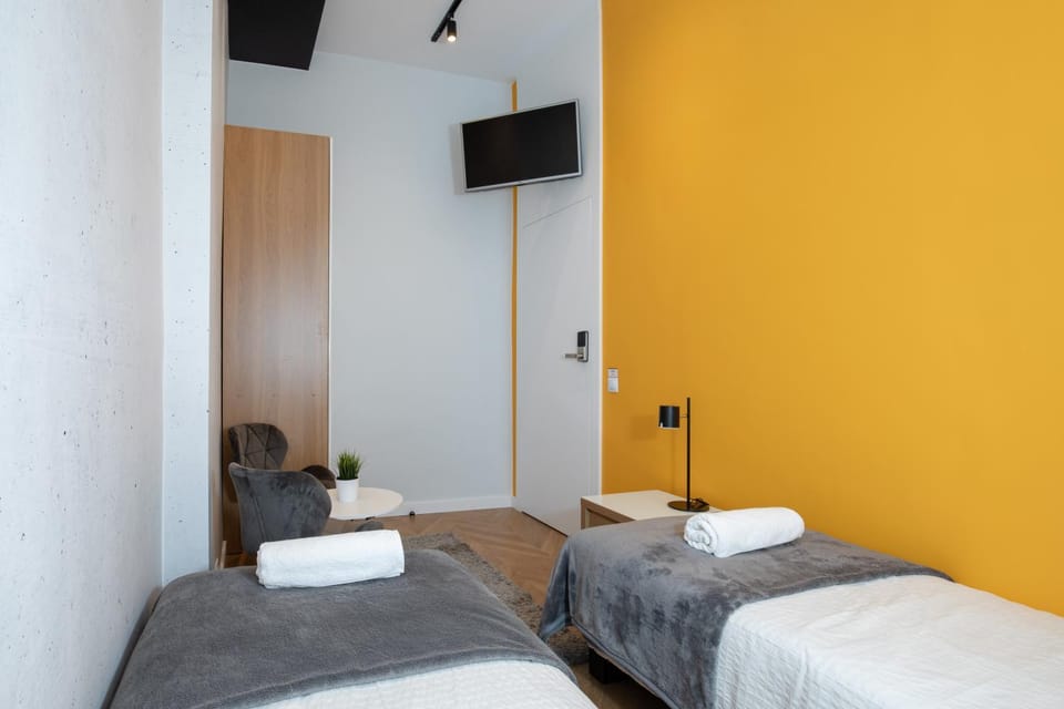 Bed, TV and multimedia, Living room, Photo of the whole room, Decorative detail, Seating area, Bedroom