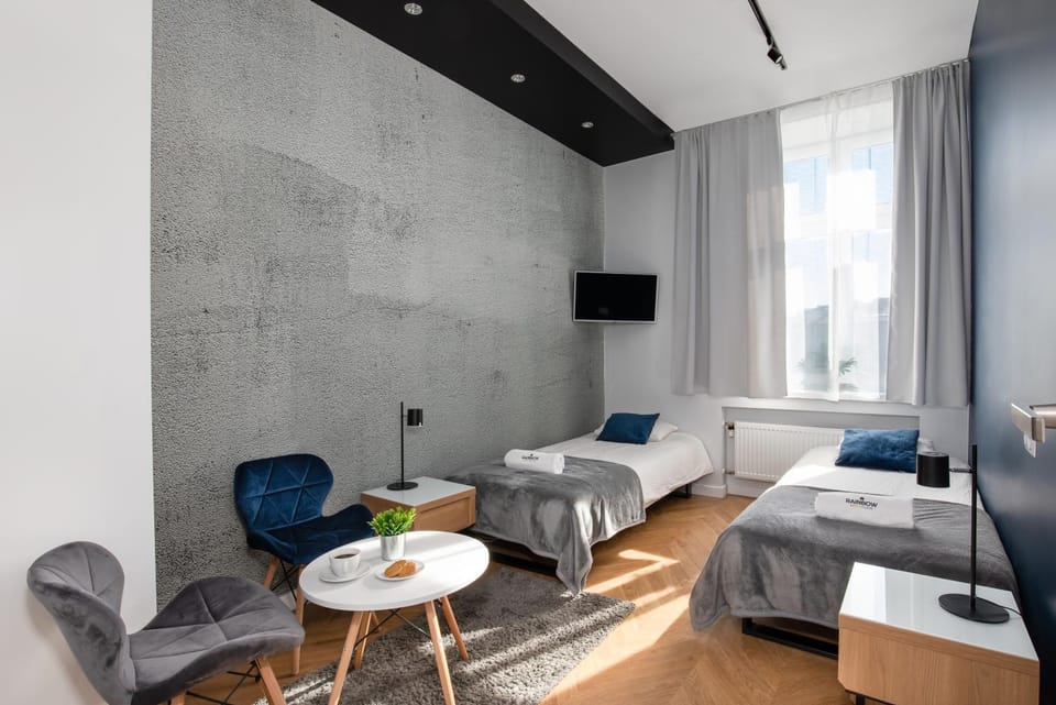 Bed, TV and multimedia, Living room, Photo of the whole room, Decorative detail, Seating area, Bedroom