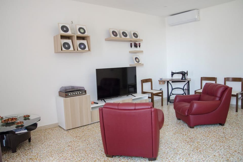Communal lounge/ TV room, TV and multimedia, Living room, Seating area, Evening entertainment