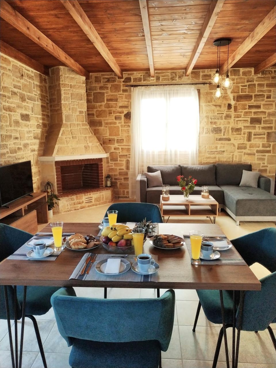 TV and multimedia, Living room, Seating area, Dining area