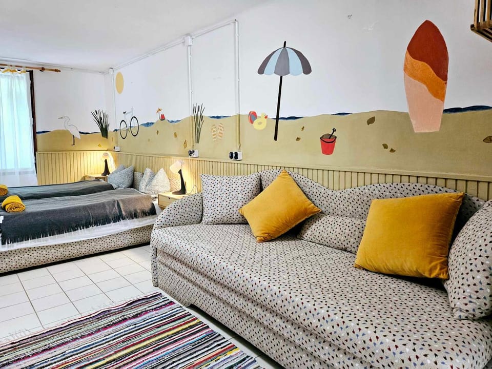 Photo of the whole room, Decorative detail, Seating area