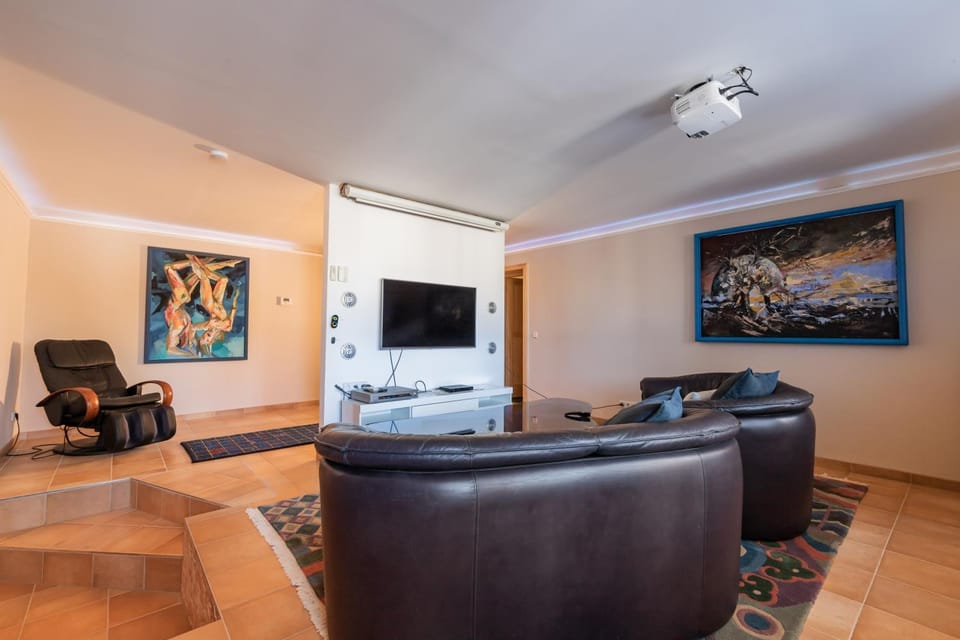 Communal lounge/ TV room, TV and multimedia, Seating area