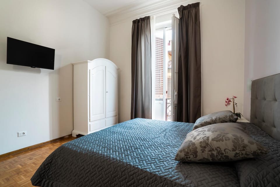 Bed, TV and multimedia, Photo of the whole room, Bedroom