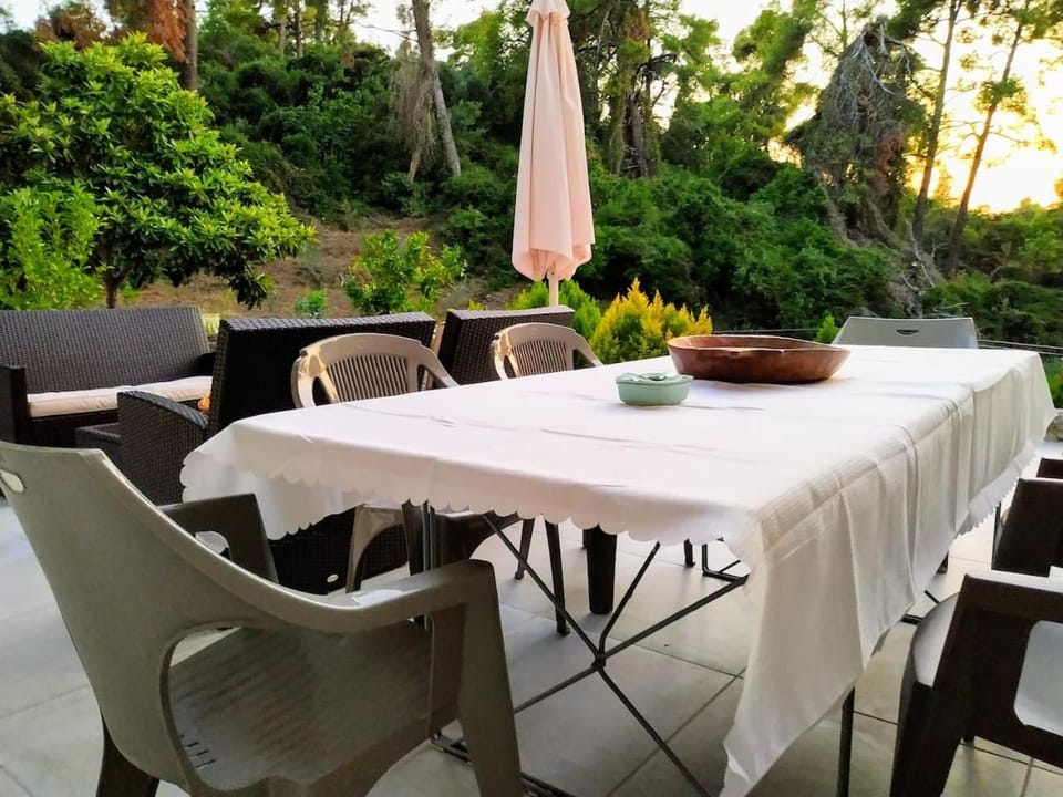 Patio, Restaurant/places to eat, Communal lounge/ TV room, Summer, Garden, Coffee/tea facilities, View (from property/room), Balcony/Terrace, Decorative detail, Dining area, On site, Garden view, Landmark view, Mountain view, Area and facilities