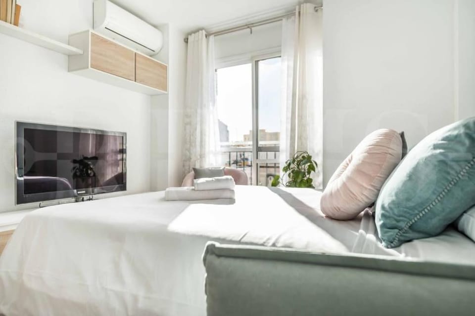 Bed, TV and multimedia, Living room, Photo of the whole room, towels