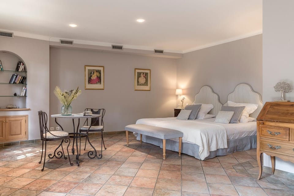 Property building, Photo of the whole room, Seating area, Bedroom, Garden view