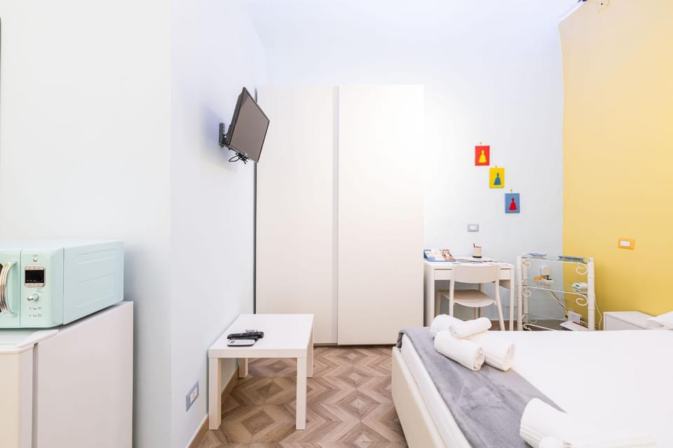Bed, TV and multimedia, Photo of the whole room, Bedroom, microwave, wardrobe, air conditioner