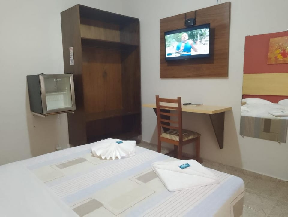 Bed, TV and multimedia, Photo of the whole room, Bedroom, hair dresser, towels