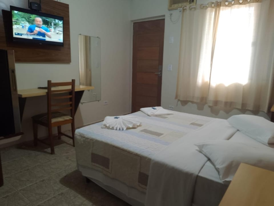 Bed, TV and multimedia, Photo of the whole room, Bedroom, towels