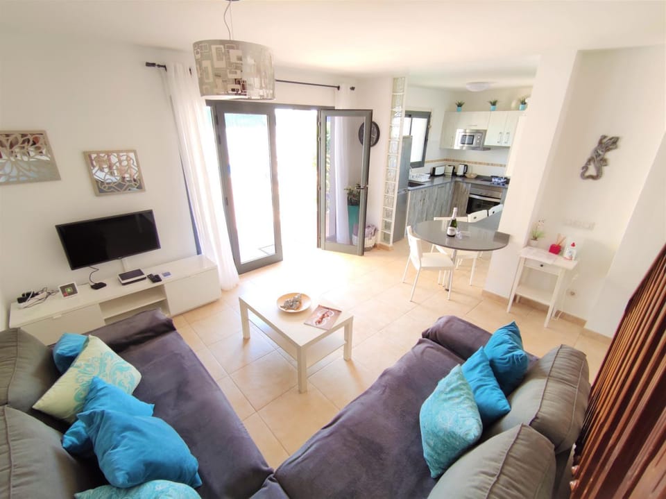 TV and multimedia, Living room, Seating area, Dining area